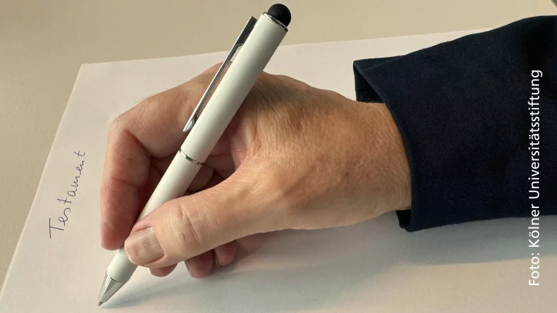 Bei einer Testamentsspende können Sie die Kölner Universitätsstiftung als Erbin einsetzen oder ihr ein Vermächtnis hinterlassen. Hier zu sehen ein Symbolbild für die Erstellung eines Testaments. Bei einer Testamentsspende können Sie die Kölner Universitätsstiftung als Erbin einsetzen oder ihr ein Vermächtnis hinterlassen. Hier zu sehen ein Symbolbild für die Erstellung eines Testaments.